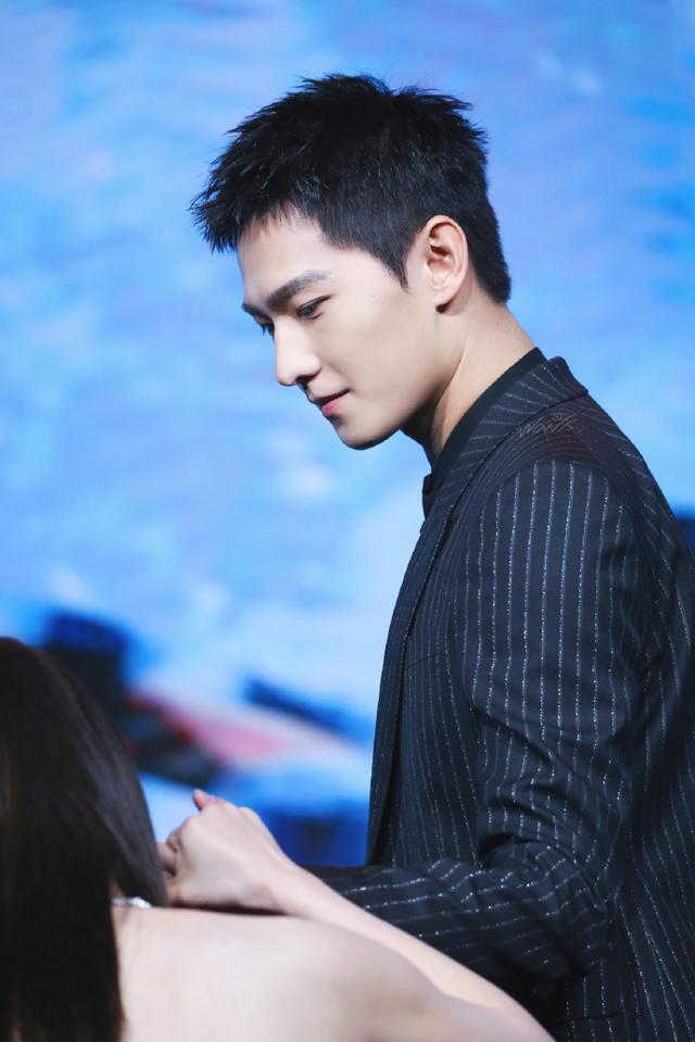 杨洋误入《一笑倾城》剧组_一笑倾城杨洋_杨洋（Yang Yang） - 知名作品包括《微微一笑很倾城》和《全职高手》。