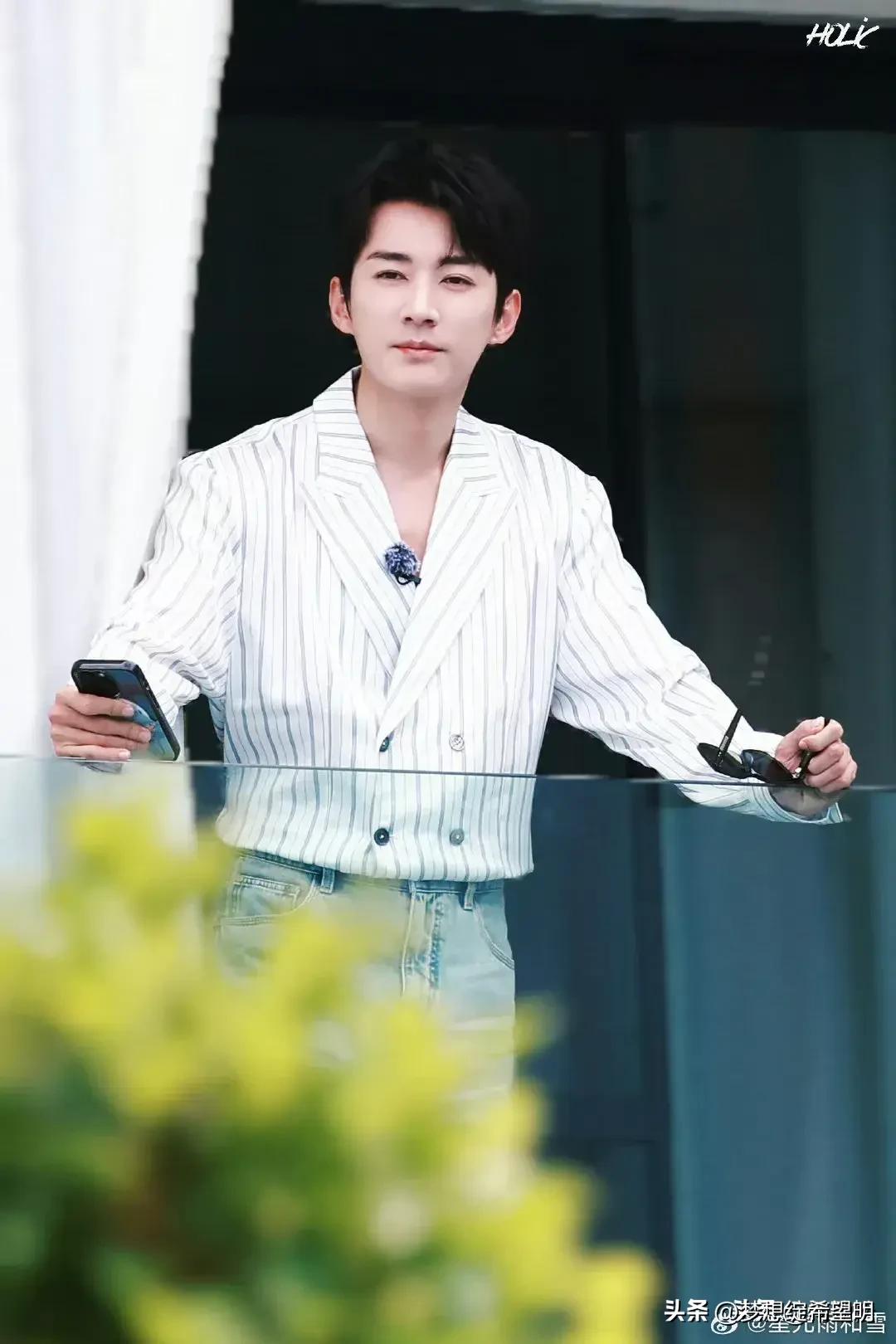 杨洋一笑很倾城_一笑倾城杨洋_杨洋（Yang Yang） - 知名作品包括《微微一笑很倾城》和《全职高手》。