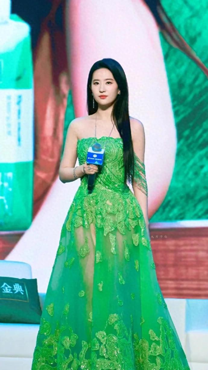 刘亦菲时尚蜕变：从玉女到欲女，传统与大胆的完美融合