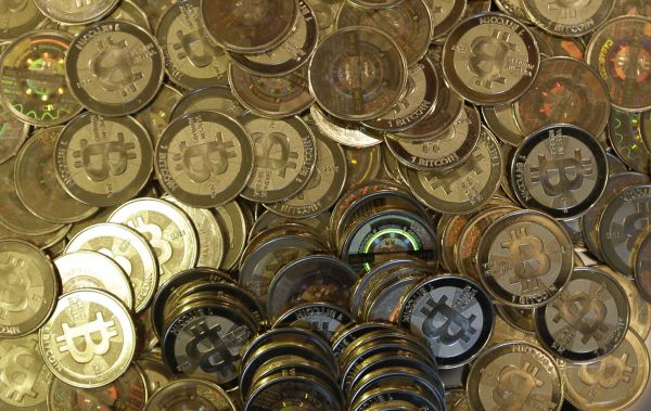 比特币价格飙升至1万美元：投机泡沫还是未来货币价值的体现？