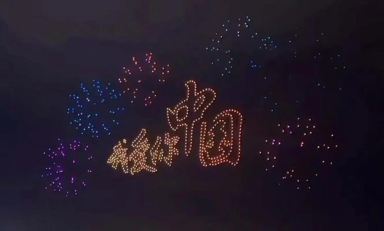 无人机表演创业_无人表演的剧场_无人机表演的艺术：技术与创意的结合