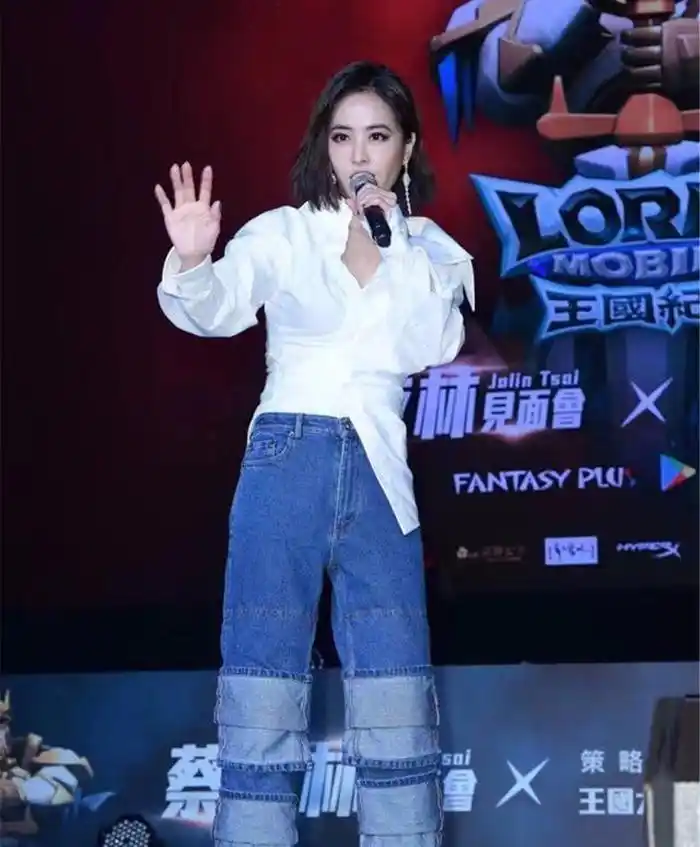 蔡依林的穿搭显高_蔡依林穿搭_蔡依林的时尚穿搭引领潮流，成为媒体焦点