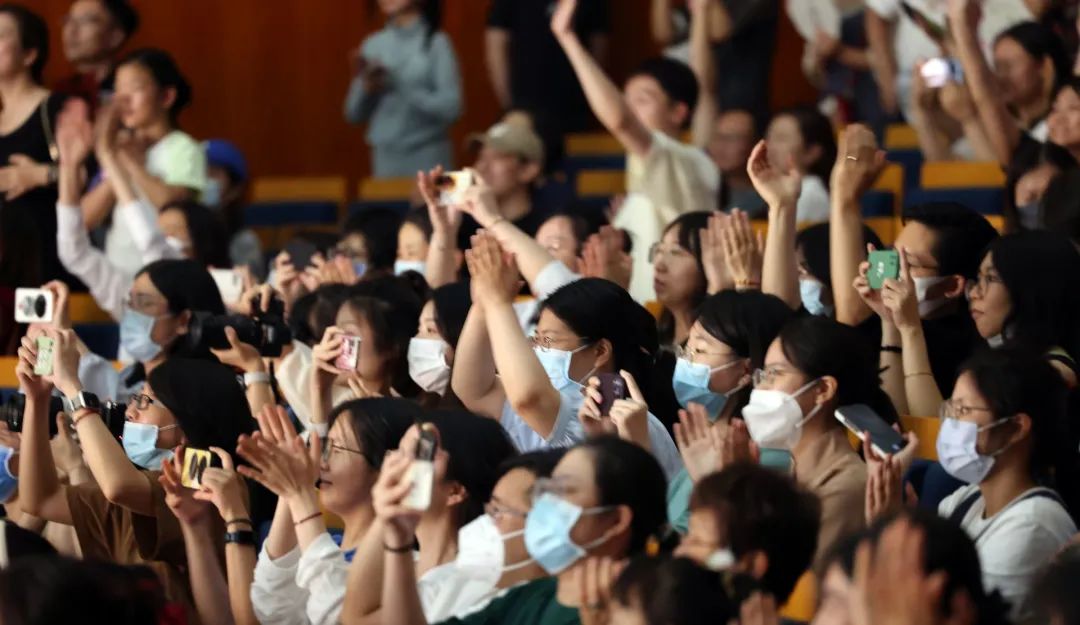 利智的经典舞台表现与观众反响_利智的舞蹈表演_利智颁奖晚会视频