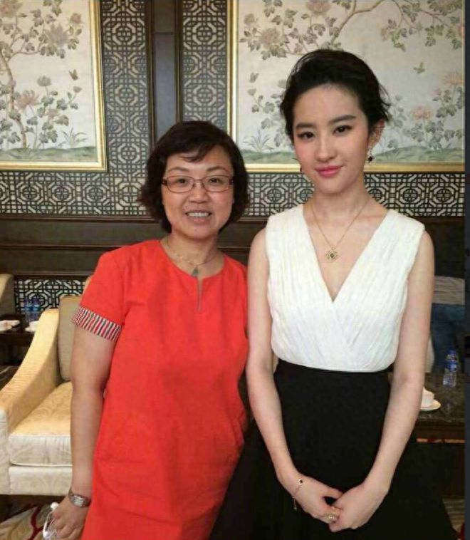 刘亦菲全身像_刘亦菲怎么能见到_在刘亦菲身上，我们看到了什么？