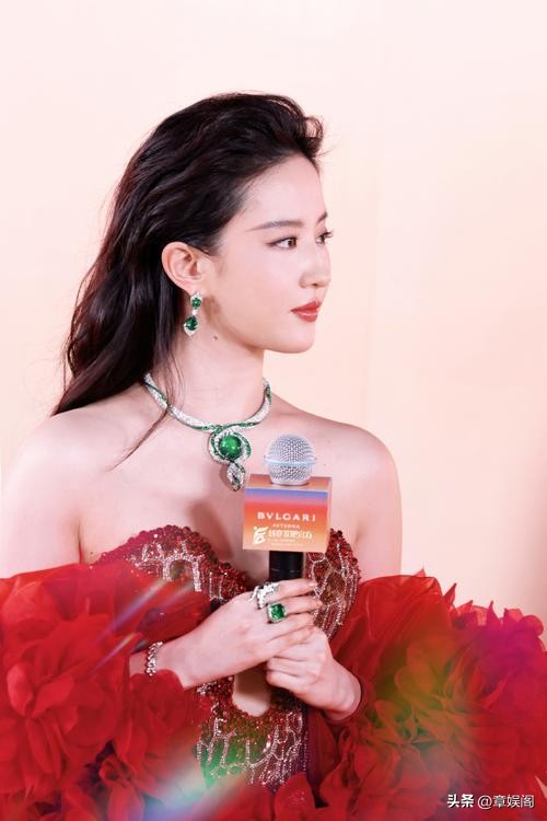 刘亦菲怎么能见到_在刘亦菲身上，我们看到了什么？_刘亦菲全身像