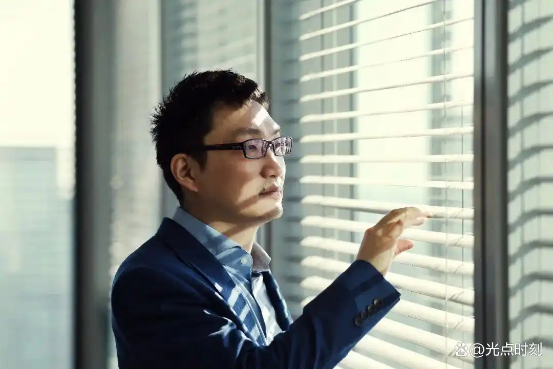 近日拼多多创始人黄峥486亿身家登顶中国首富，折射互联网行业惊人发展速度