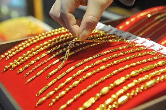 2013年中国大妈黄金抄底战：大妈经济崛起与消费井喷时代来临